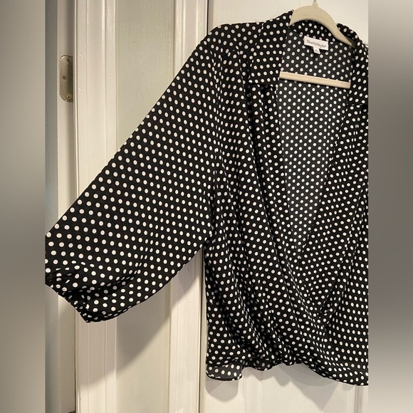 NWOT NorthStyle Size 2X Black Cream Polka Dot 3/4 Sleeve Flowy Wrap Front Blouse - Picture 5 of 10